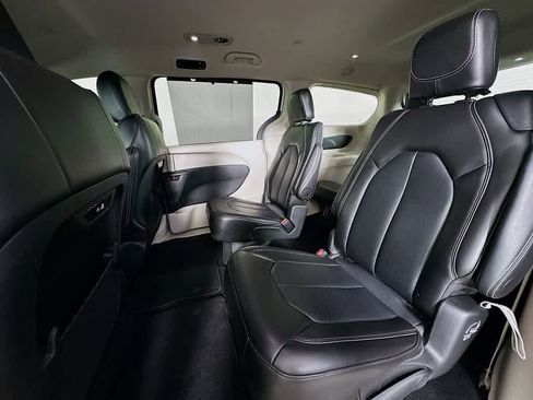 Used 2024 Chrysler Pacifica Touring-L image 14