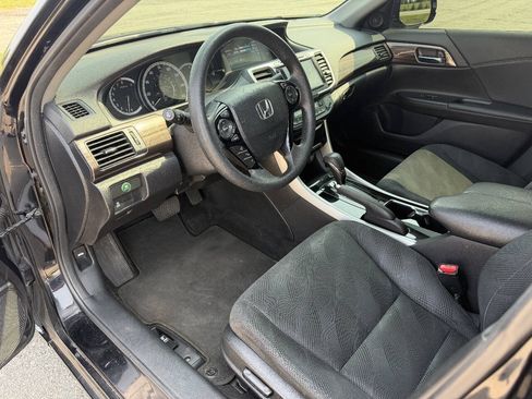 Used 2017 Honda Accord EX image 11