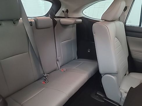 Used 2022 Toyota Highlander XLE image 18