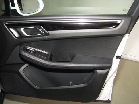 Used 2021 Porsche Macan AWD/4WD image 22