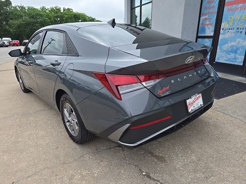 Used 2025 Hyundai Elantra SE FWD image 7