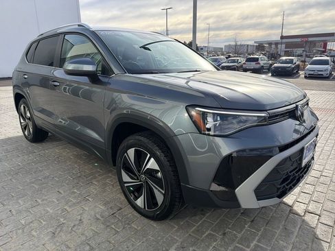 Certified 2025 Volkswagen Taos SE image 9