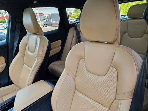Certified 2023 Volvo XC60 T8 Ultimate AWD/4WD image 18