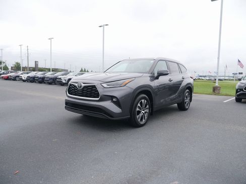 Used 2024 Toyota Highlander XLE image 8