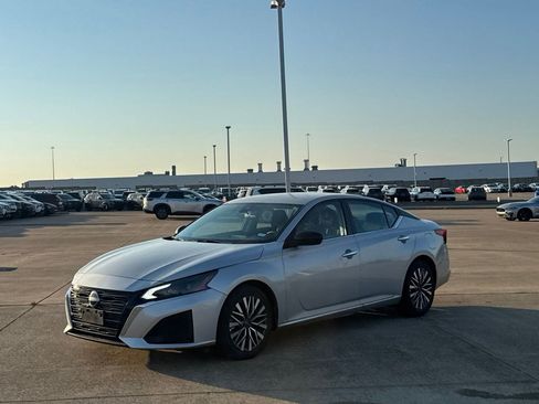 Certified 2025 Nissan Altima 2.5 SV FWD image 11