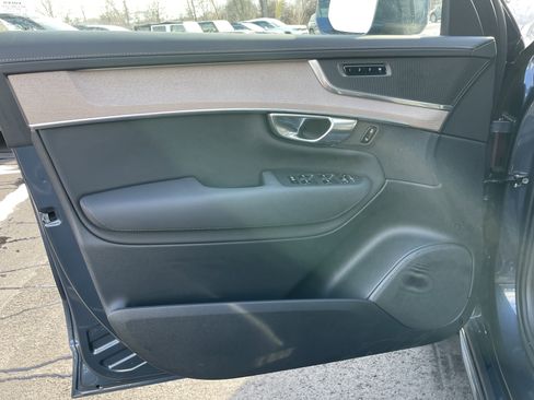Used 2025 Volvo XC90 B6 Plus image 38
