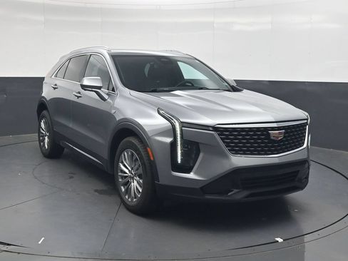 Used 2025 Cadillac XT4 Premium Luxury FWD image 2