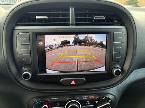 Used 2025 Kia Soul LX w/ LX Technology Package FWD image 18