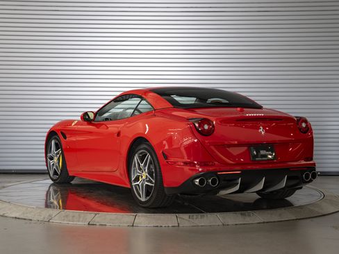 Used 2016 Ferrari California T RWD image 11