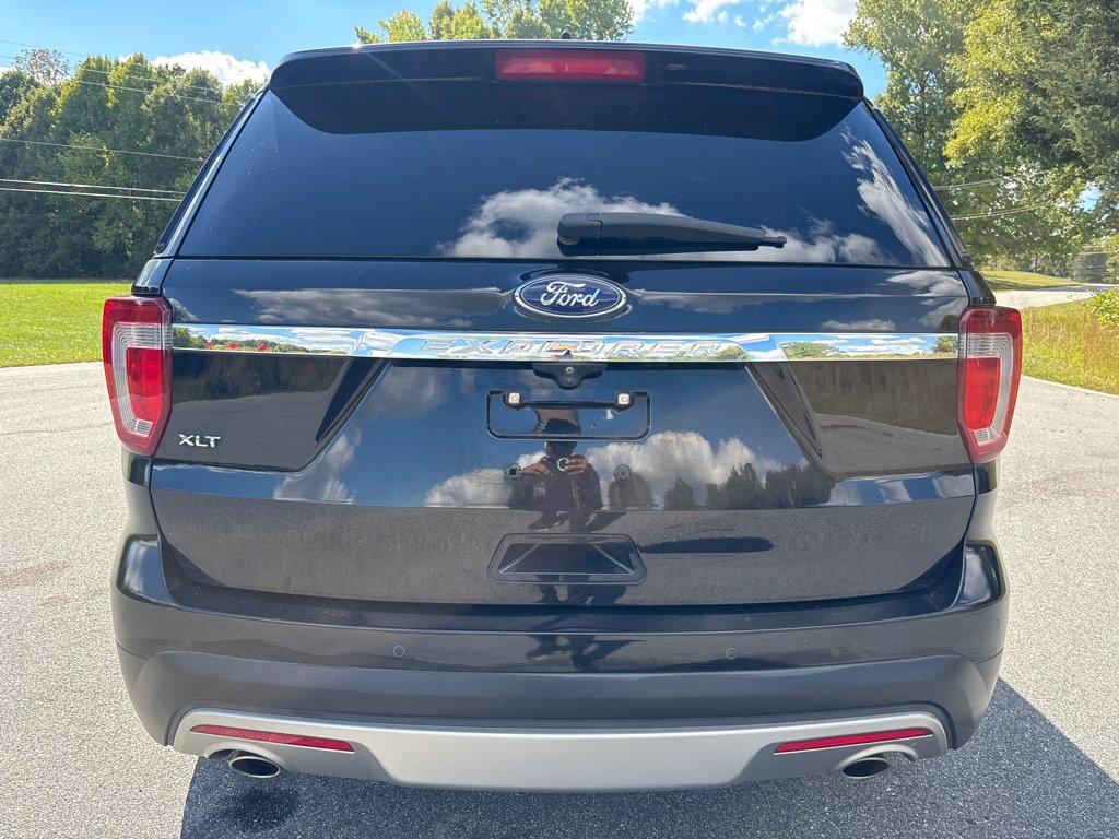 Used 2017 Ford Explorer XLT w/ Equipment Group 202A FWD image 4