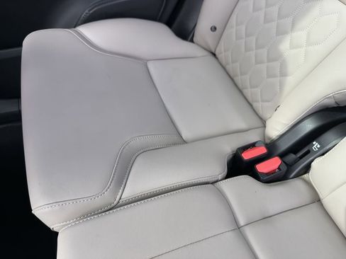 Certified 2025 Volvo XC90 B6 Plus image 32