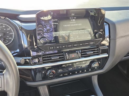 Used 2025 Nissan Pathfinder SL image 15