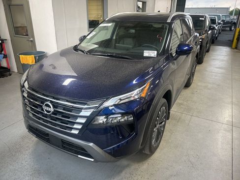 Used 2025 Nissan Rogue SL w/ Tech Package AWD/4WD image 2