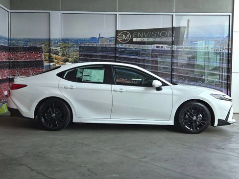 Used 2026 Toyota Camry SE FWD image 4