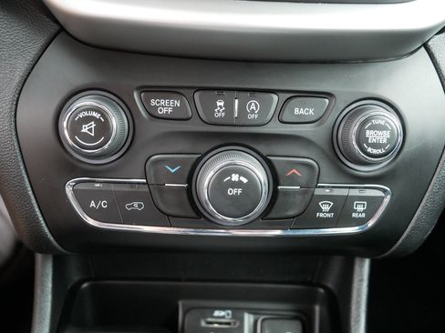 Used 2018 Jeep Cherokee Latitude Plus w/ Cold Weather Group AWD/4WD image 23