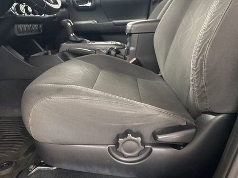 Used 2017 Toyota Tacoma TRD Sport image 10