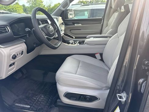 Used 2024 Jeep Wagoneer L Series III w/ Premium Group I AWD/4WD image 3