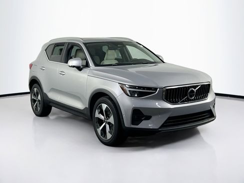 Used 2023 Volvo XC40 B4 Plus w/ Driver Assist Package FWD image 3