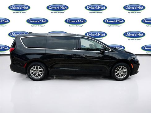 Used 2023 Chrysler Pacifica Touring-L FWD image 8