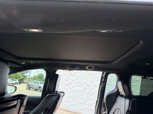Used 2018 Chrysler Pacifica Limited w/ S Appearance Package FWD image 16