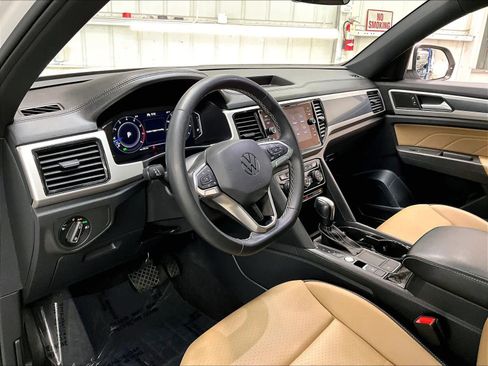 Used 2022 Volkswagen Atlas Cross Sport SE FWD image 17