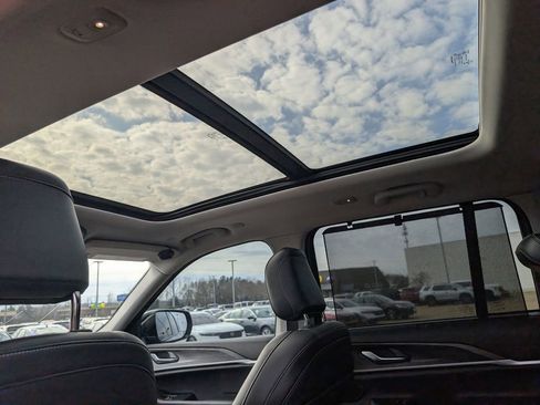 Used 2023 Jeep Grand Cherokee Limited w/ Luxury Tech Group II image 32