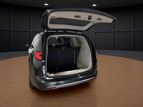 Used 2024 Chrysler Pacifica Limited FWD image 7