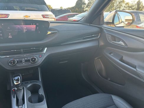 Used 2025 Buick Envista Preferred image 33