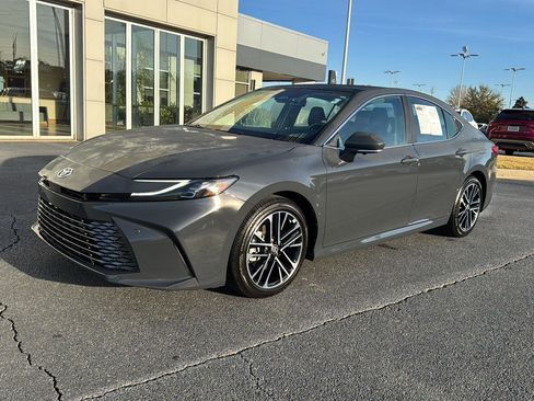 Used 2025 Toyota Camry XLE image 2