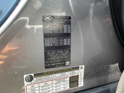 New 2025 Land Rover Discovery Dynamic SE image 36