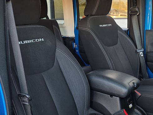 Used 2015 Jeep Wrangler Unlimited Rubicon w/ Connectivity Group image 34