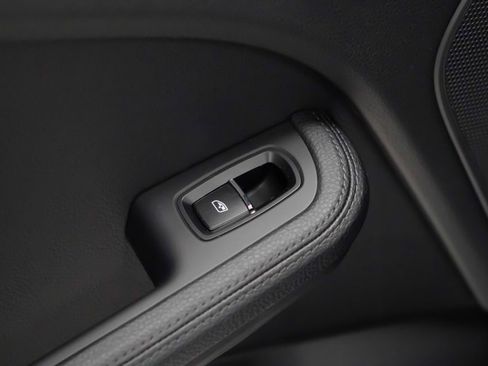 Certified 2025 Porsche Macan image 16