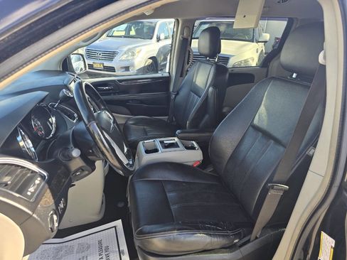 Used 2014 Chrysler Town & Country Touring-L w/ Driver Convenience Group image 9