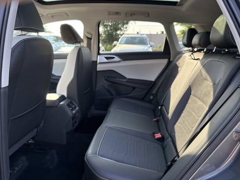 Used 2025 Volkswagen Taos SE w/ Panoramic Sunroof Package FWD image 11