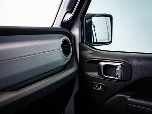 Used 2025 Jeep Wrangler Sport image 37