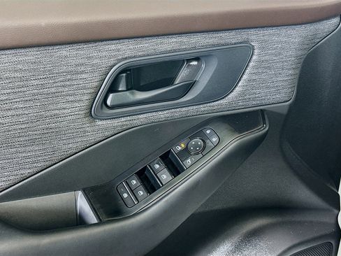 Used 2023 Nissan Rogue S image 15