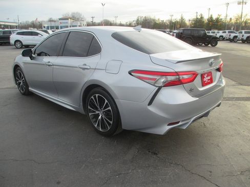Used 2018 Toyota Camry SE image 6