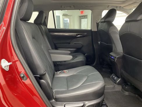 Used 2020 Toyota Highlander Platinum image 19