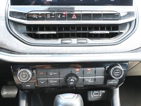 Used 2024 Jeep Compass Latitude AWD/4WD image 17