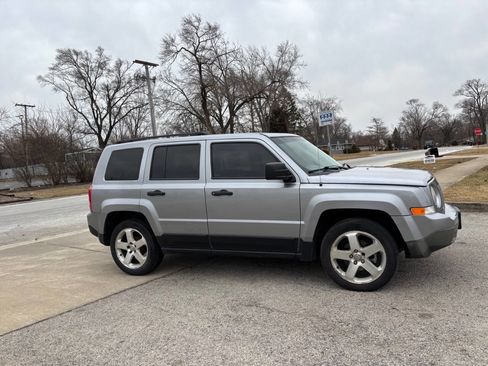 Used 2014 Jeep Patriot Sport image 9
