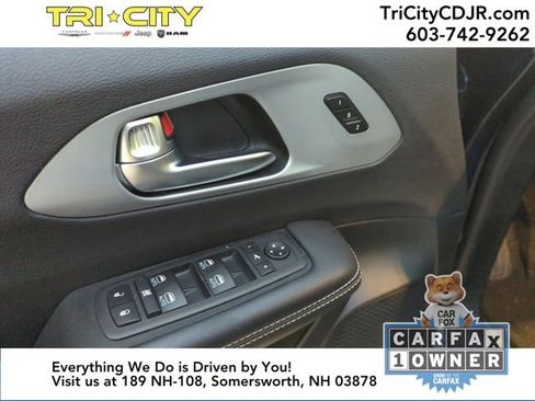 Used 2025 Chrysler Pacifica Limited image 19