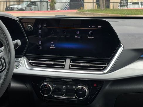 Used 2025 Chevrolet Trax LT image 17