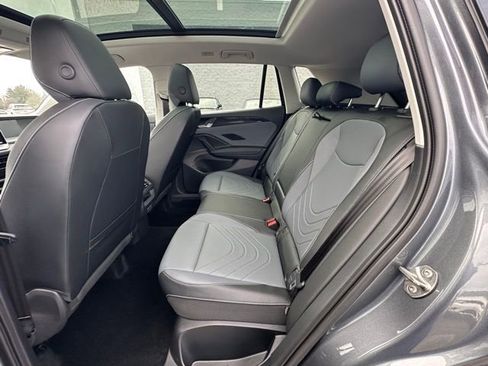 Certified 2025 Volkswagen Tiguan SE w/ Panoramic Sunroof Package AWD/4WD image 29
