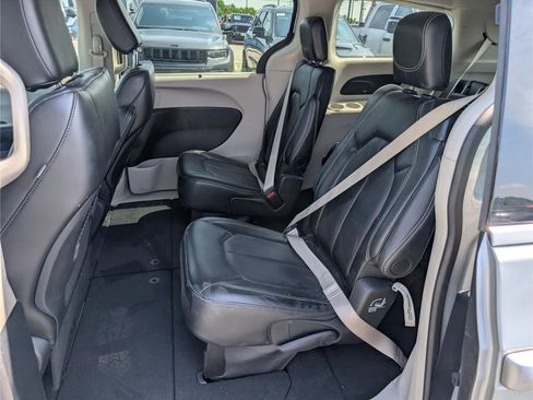 Used 2024 Chrysler Pacifica Touring-L FWD image 15