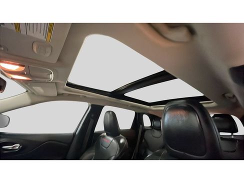 Used 2016 Jeep Cherokee Trailhawk w/ Comfort/Convenience Group AWD/4WD image 15