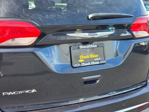 Used 2020 Chrysler Pacifica Touring w/ Advanced Safetytec Group FWD image 17