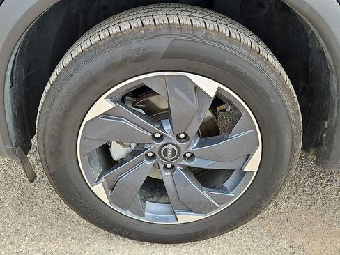 Used 2025 Nissan Rogue SV FWD image 12