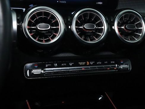 Used 2022 Mercedes-Benz GLB 250 4MATIC image 28