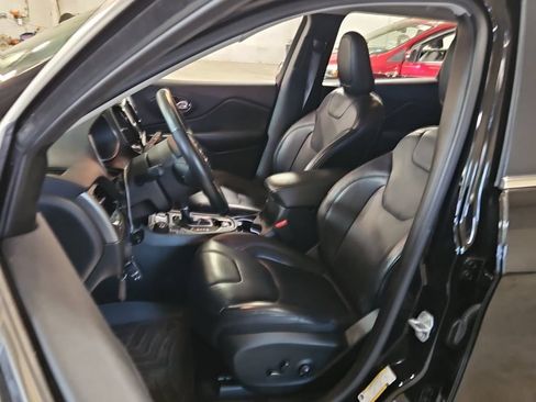 Used 2019 Jeep Cherokee Limited AWD/4WD image 2