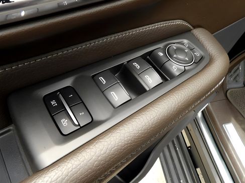 Used 2021 GMC Yukon Denali w/ Denali Premium Package image 12